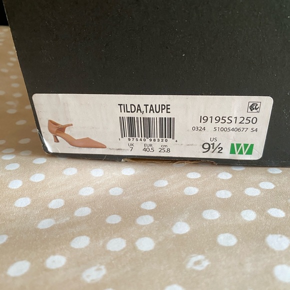 New in Box Naturalizer “Tilda”Tan Heels with Comfortable Mary Jane Strap - Picture 3 of 4